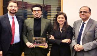 برطانوی پارلیمنٹ میں احسن خان کو خصوصی ایوارڈ دیا گیا