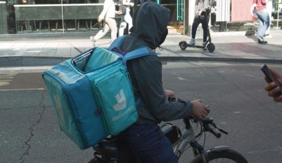 برطانیہ: 60 ڈلیوری رائیڈرز کو ملک بدری کا سامنا