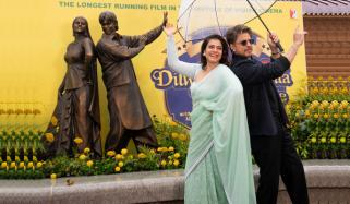 لندن میں ’دل والے دلہنیا لے جائیں گے‘ کے مشہور کرداروں کے مجسمے کی رونمائی