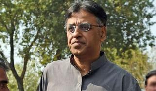 غریب موٹر سائیکل والے پر چالان کیے جا رہے ہیں طاقتور کو آپ کچھ کہہ نہیں سکتے ہیں: اسد عمر