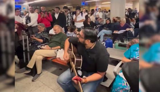 پریشان حال مسافروں نے ایئرپورٹ پر ہی موسیقی کی محفل سجادی
