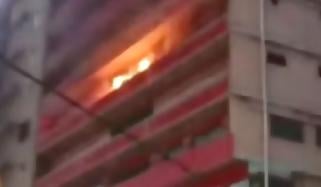 کراچی : ایم اے جناح روڈ پر شاپنگ مال میں آگ لگ گئی، آگ بجھانے کی کوشش جاری 