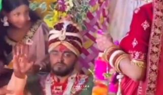 شادی کے دوران دولہا کا تکبر آمیز رویہ، دلہن ہار لیے کھڑی رہی