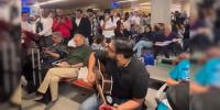 پریشان حال مسافروں نے ایئرپورٹ پر ہی موسیقی کی محفل سجادی