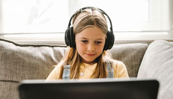 نوجوانوں میں سماعت متاثر ہونے کا انکشاف، وجہ کیا ہے؟ 4 فائل فوٹو