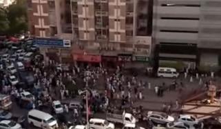 کراچی: شارع فیصل پر سندھی ثقافت ریلی کے شرکاء کا پولیس پر پتھراؤ