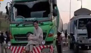 کراچی: شارع فیصل پر سندھی ثقافت ریلی کے شرکاء کا پتھراؤ،  پولیس کی گاڑیوں اور واٹر ٹینکر کے شیشے ٹوٹ گئے