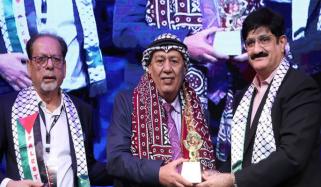 وزیرِ اعلیٰ سندھ نے فلسطینی سفیر کو اجرک کا تحفہ پیش کیا