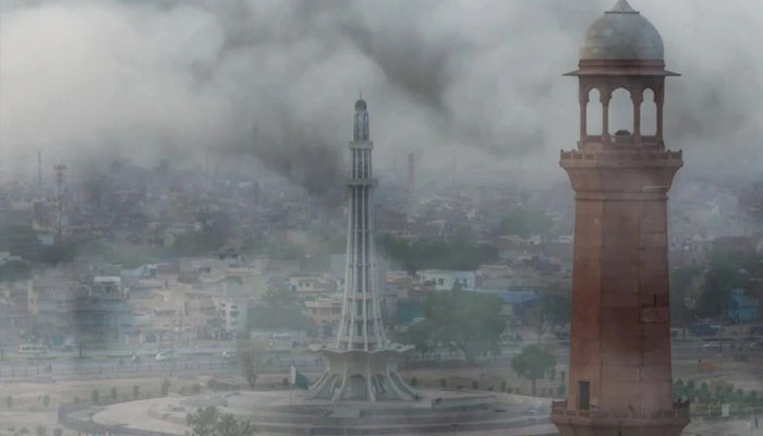 لاہور سمیت پنجاب کے مختلف اضلاع کی فضا انتہائی مضر صحت
