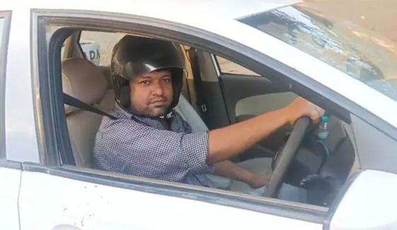 چالان کے بعد شہری نے کار چلاتے ہوئے بھی ہیلمٹ پہن لیا