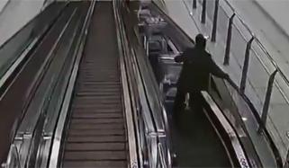روس: متعدد ٹرالیز ایک ساتھ ایسكلیٹر سے گر کر خاتون سے ٹکرا گئیں