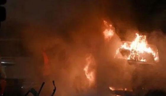 کراچی: راؤ انوار کی ڈبل کیبن گاڑی میں آگ لگ گئی