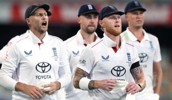 ایشیز سیریز کے پہلے 2 ٹیسٹ میچز ہارنے والی انگلینڈ کرکٹ ٹیم چھٹیاں منانے چلی گئی