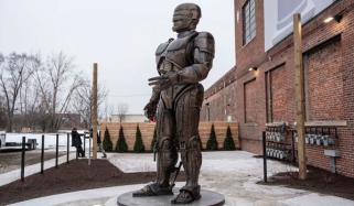 امریکا میں ’روبو کاپ‘ کا دیوہیکل مجسمہ نصب