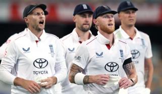 ایشیز سیریز کے پہلے 2 ٹیسٹ میچز ہارنے والی انگلینڈ کرکٹ ٹیم چھٹیاں منانے چلی گئی