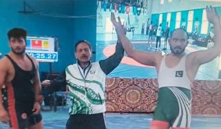 نیشنل گیمز: انعام بٹ ریسلنگ میں گولڈ میڈل جیت کر 18 ویں مرتبہ نیشنل چیمپئن بن گئے