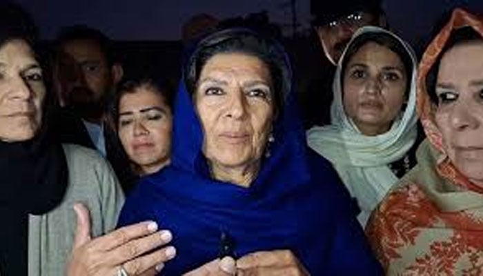 دھرنے پر بیٹھی علیمہ خان سے پولیس حکام کے مذاکرات