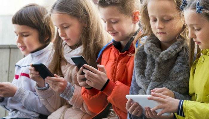 اسمارٹ فون استعمال کرنیوالے 12 سال سے کم عمر بچے موٹاپے اور ڈپریشن کا شکار ہو سکتے ہیں