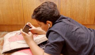 اسمارٹ فون استعمال کرنیوالے 12 سال سے کم عمر بچے موٹاپے اور ڈپریشن کا شکار ہو سکتے ہیں