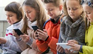 اسمارٹ فون استعمال کرنیوالے 12 سال سے کم عمر بچے موٹاپے اور ڈپریشن کا شکار ہو سکتے ہیں