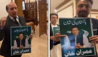 قومی اسمبلی میں اپوزیشن اراکین بانی پی ٹی آئی کے پوسٹرز لے آئے