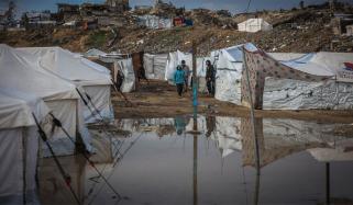 غزہ: طوفان بائرن کے زیرِ اثر شدید بارش، خیموں میں پانی داخل