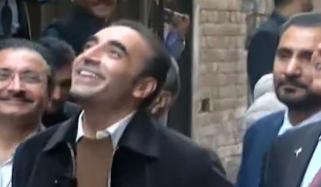 لاہور میں میڈیا ٹاک کے دوران بلاول بھٹو کا چھت پر کھڑی خاتون سے دلچسپ مکالمہ  