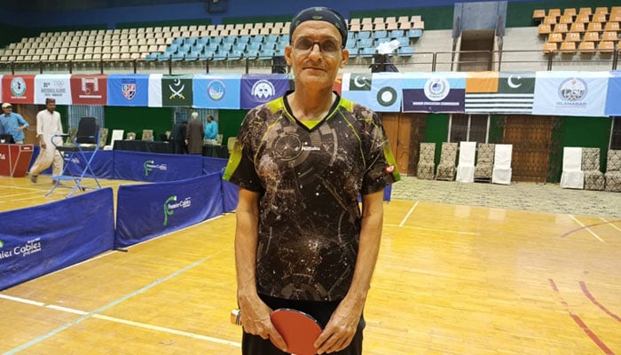 نیشنل گیمز: 59 سالہ عاصم قریشی کا ڈبلز ٹیبل ٹینس میں سلور میڈل جیت کر ریکارڈ قائم