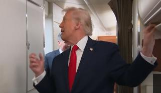 اندر کون ہے، باہر آجاؤ: ٹرمپ نے میڈیا ٹاک کے دوران واش روم کا دروازہ بجا دیا