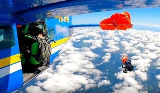 ہزاروں فٹ بلندی پر پیراشوٹ طیارے میں پھنس گیا، دل دہلا دینے والی ویڈیو جاری