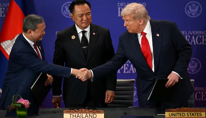 صدر ٹرمپ اکتوبر کے اواخر میں ملائیشیا میں ہونے والے آسیان اجلاس کے موقع پر تھائی لینڈ اور کمبوڈین وزرائے اعظم سے ملاقات کر رہے ہیں—تصویر بشکریہ سوشل میڈیا