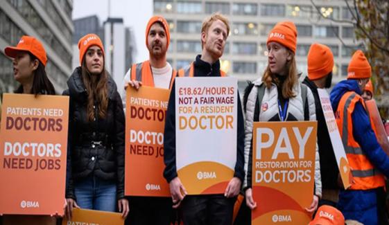 برطانیہ، نئی حکومتی پیشکش کے بعد ڈاکٹروں کی ہڑتال ملتوی ہونے کا امکان