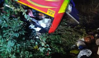 بھارت: آندھرا پردیش میں بس گہری کھائی میں گرنے سے 9 افراد ہلاک، درجنوں زخمی