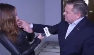 پولینڈ میں خاتون صحافی سے بدسلوکی، سینیٹر کی مائیک ہٹانے کی کوشش پر ہنگامہ