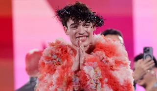 یورو وژن 2024 کے فاتح گلوکار کا ٹرافی واپس کرنے کا اعلان