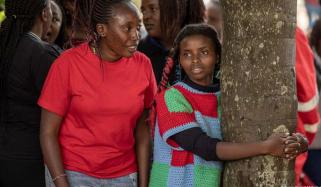 خاتون نے درخت کو 72 گھنٹے تک گلے لگا کر نیا ریکارڈ بنا لیا