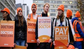 برطانیہ، نئی حکومتی پیشکش کے بعد ڈاکٹروں کی ہڑتال ملتوی ہونے کا امکان