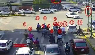 کراچی: ملکی تاریخ میں پہلی بار فضائی ای چالان کا آغاز، 2 گاڑیوں پر بھاری جرمانے عائد