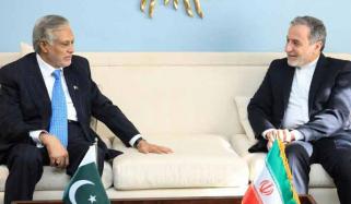 وزیرِ خارجہ اسحاق ڈار اور ایران کے وزیرِ خارجہ عباس عراقچی کی ملاقات