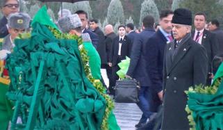 وزیرِ اعظم شہباز شریف کا عالمی فورم میں شریک رہنماؤں کے ساتھ ’یادگارِ غیر جانب داری‘ کا دورہ