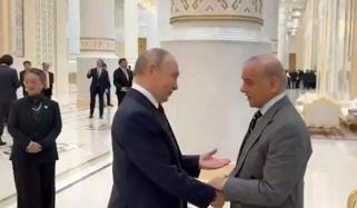 شہباز شریف اور پیوٹن دیر تک ایک دوسرے کا ہاتھ تھامے کھڑے رہے