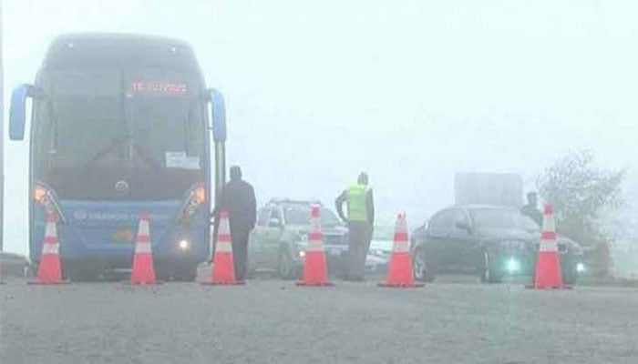 ملک کے مختلف علاقوں میں شدید دھند، فضا بھی آلودہ