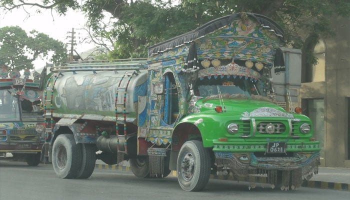 کراچی: ٹینکر کی ٹکر سے 12 سالہ لڑکے کے جاں بحق ہونے کا مقدمہ درج