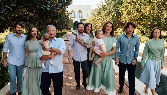 Queen Rania warms fans’ hearts with tender festive family photo