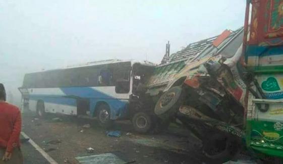 خانیوال، بس اور ٹریلر کی ٹکر، بس ہوسٹس جاں بحق