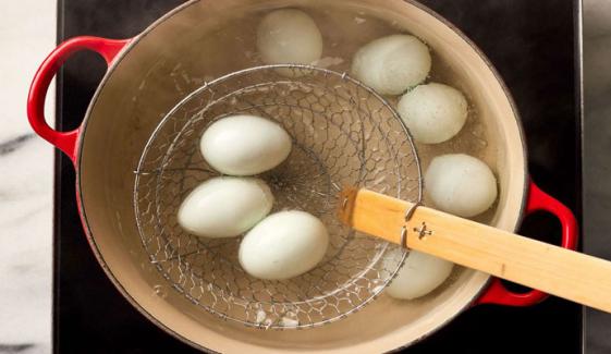 انڈے کھانے کیلئے محفوظ ہیں یا نہیں، ابالنے سے قبل کیسے معلوم کیا جائے؟