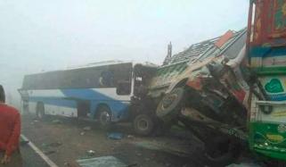  موٹروے ایم 4 پر خانیوال کے قریب بس اور ٹریلرکی  ٹکر، بس ہوسٹس جاں بحق