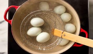 انڈے کھانے کیلئے محفوظ ہیں یا نہیں، ابالنے سے قبل کیسے معلوم کیا جائے؟