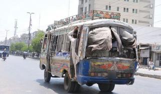 کراچی: بریک فیل ہونے پر خاتون بس سے چھلانگ لگا کر جاں بحق