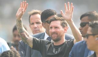 لیونل میسی کولکتہ اسٹیڈیم میں الجھن کا شکار نظر آئے